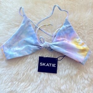 XS NWT Skatie Sarah knot front bikini top light blue yellow tie dye